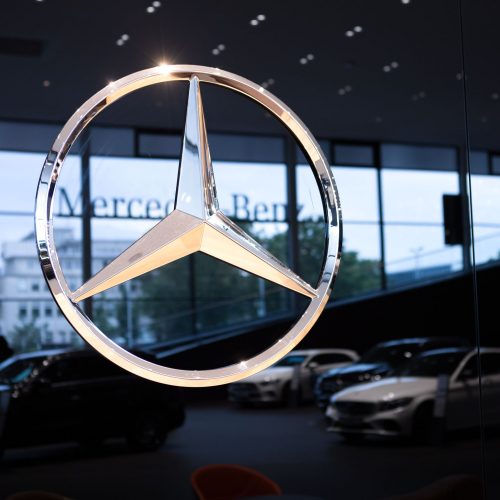Mercedes Logo auf Autohaus - es spiegeln sich Fahrzeuge